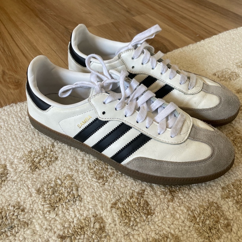 ADIDAS SAMBAS. Mens US 9.5. Gummy sole.